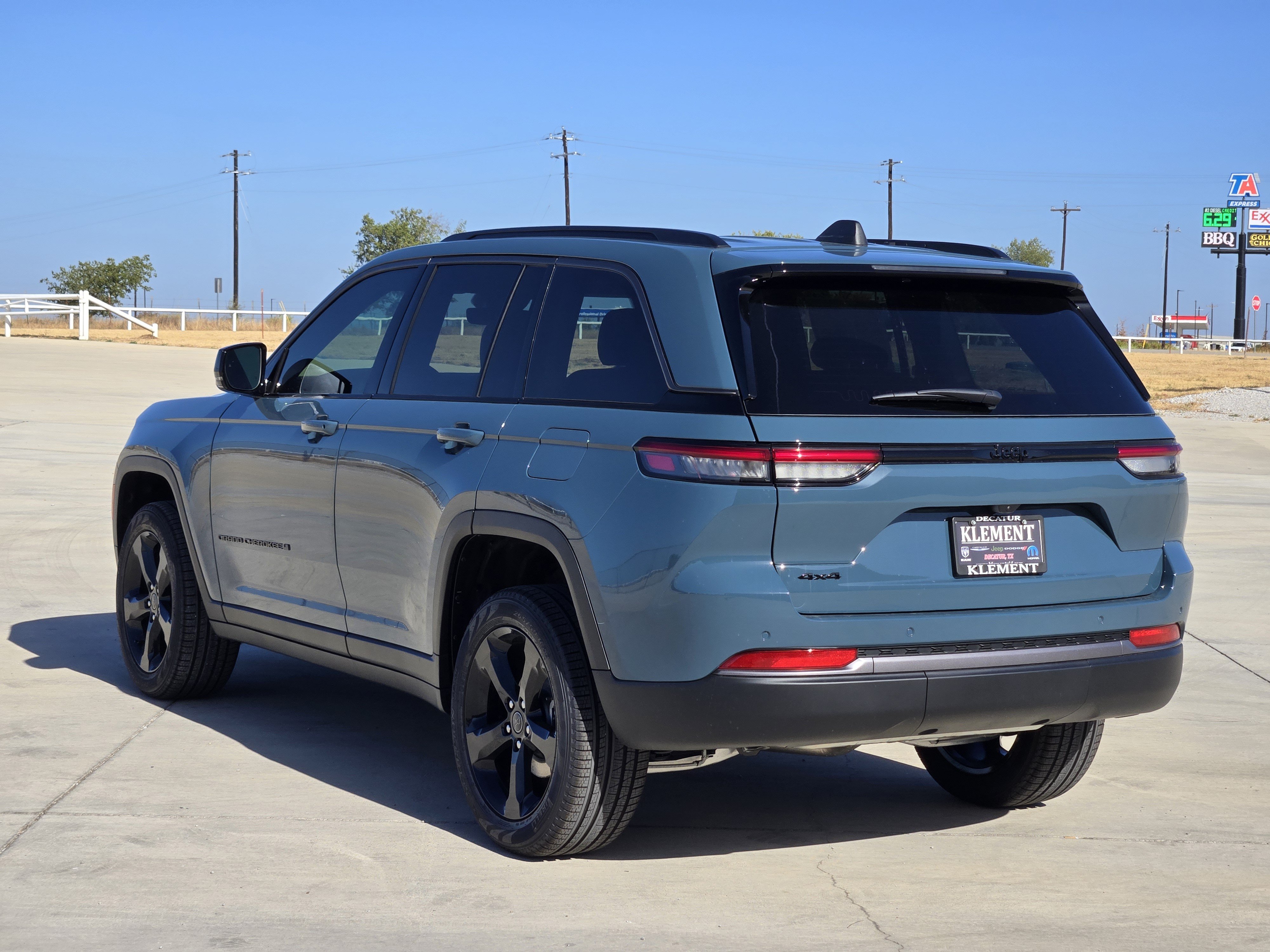 New 2027 Steel Blue Paint Jeep Limited image 4