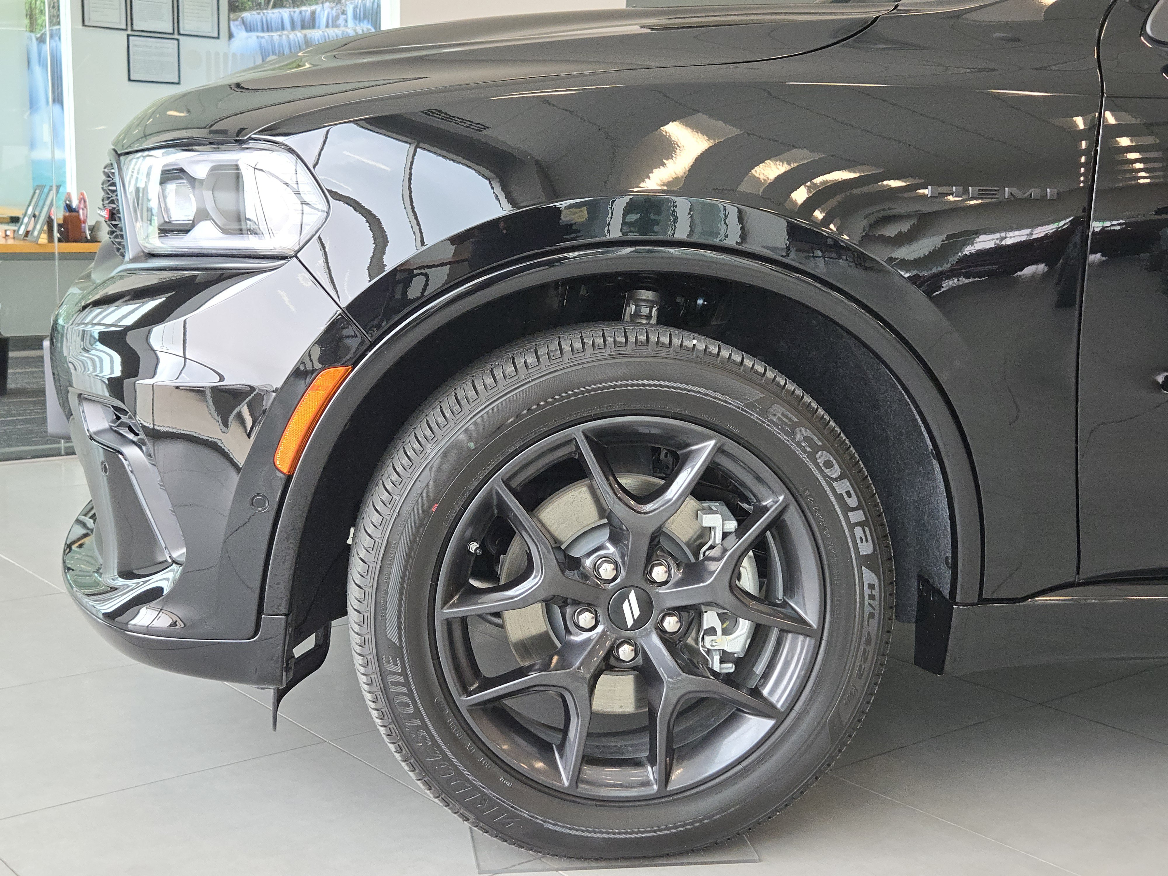 New 2026 Diamond Black Clear-Coat Exterior Paint Dodge GT AWD HEMI V8 image 4