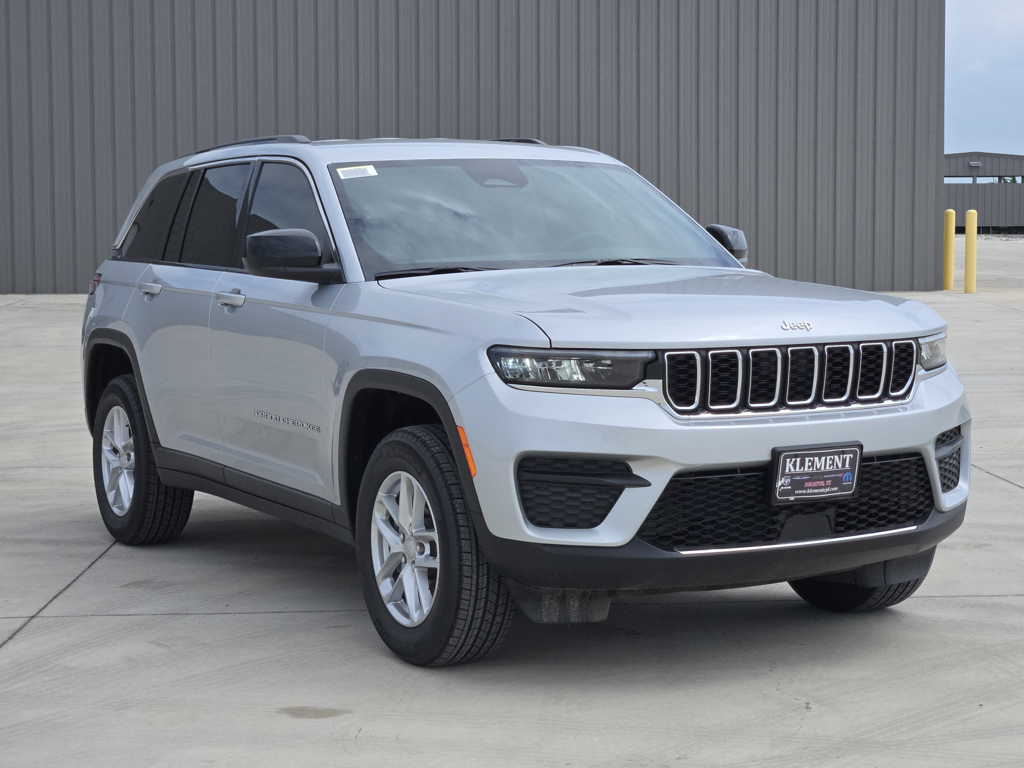 New 2026 Silver Zynith Exterior Paint Jeep Laredo 4x4 image 3