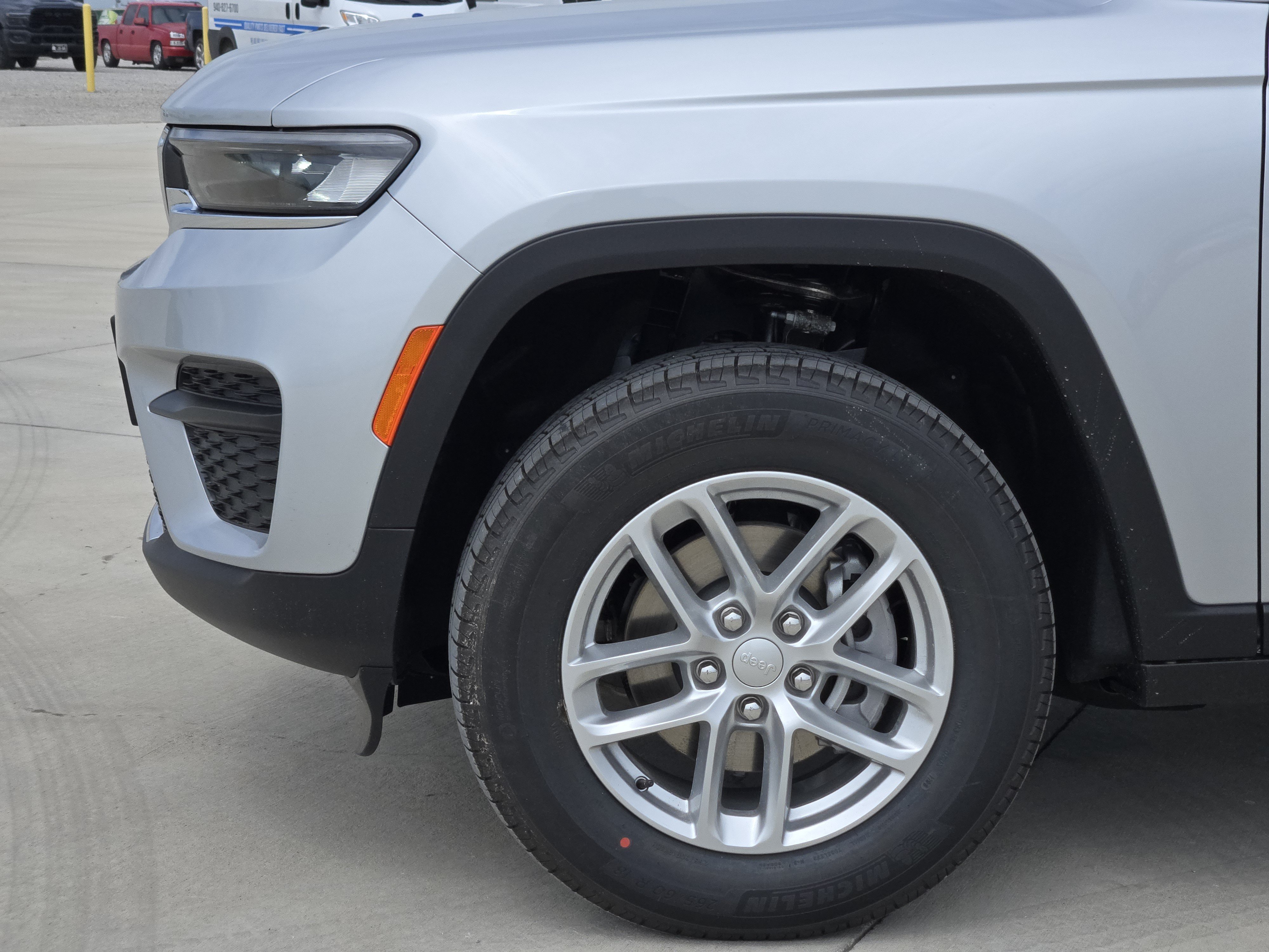 New 2026 Silver Zynith Exterior Paint Jeep Laredo 4x4 image 6