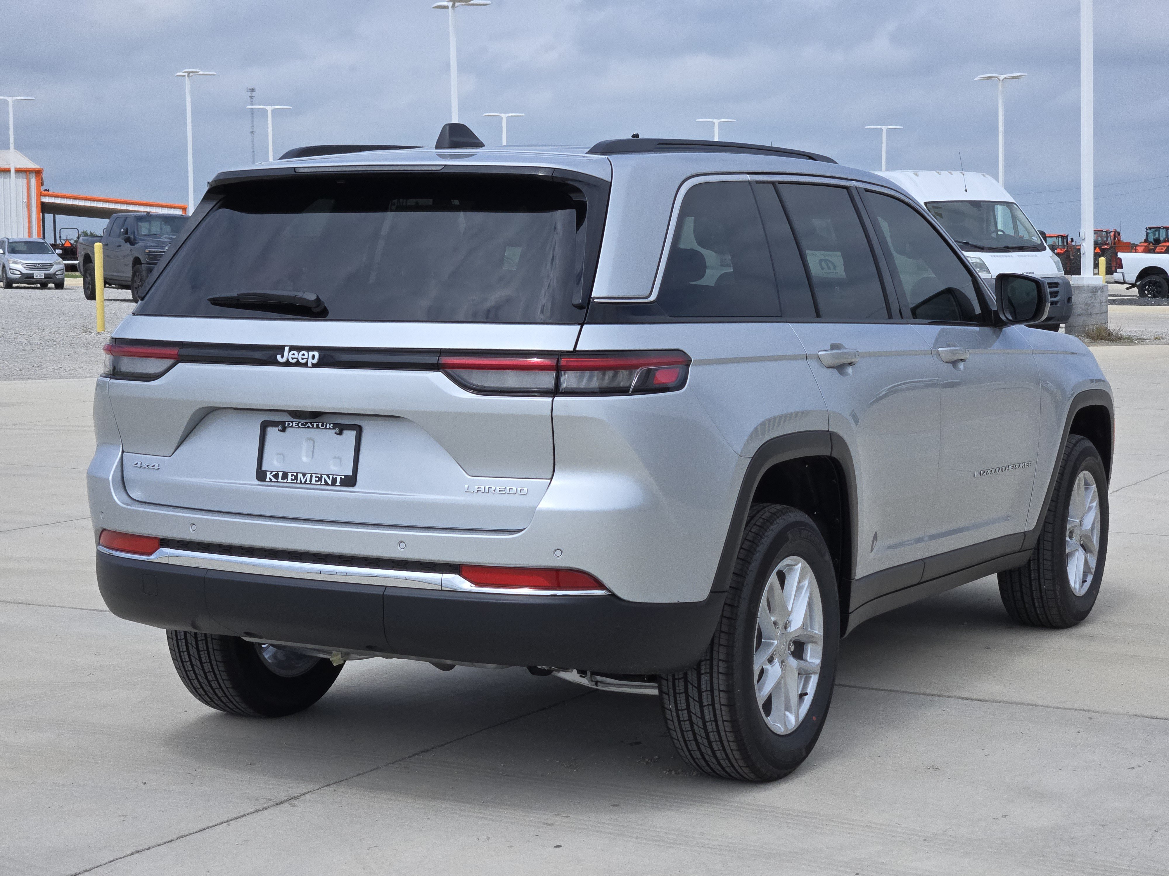 New 2026 Silver Zynith Exterior Paint Jeep Laredo 4x4 image 4