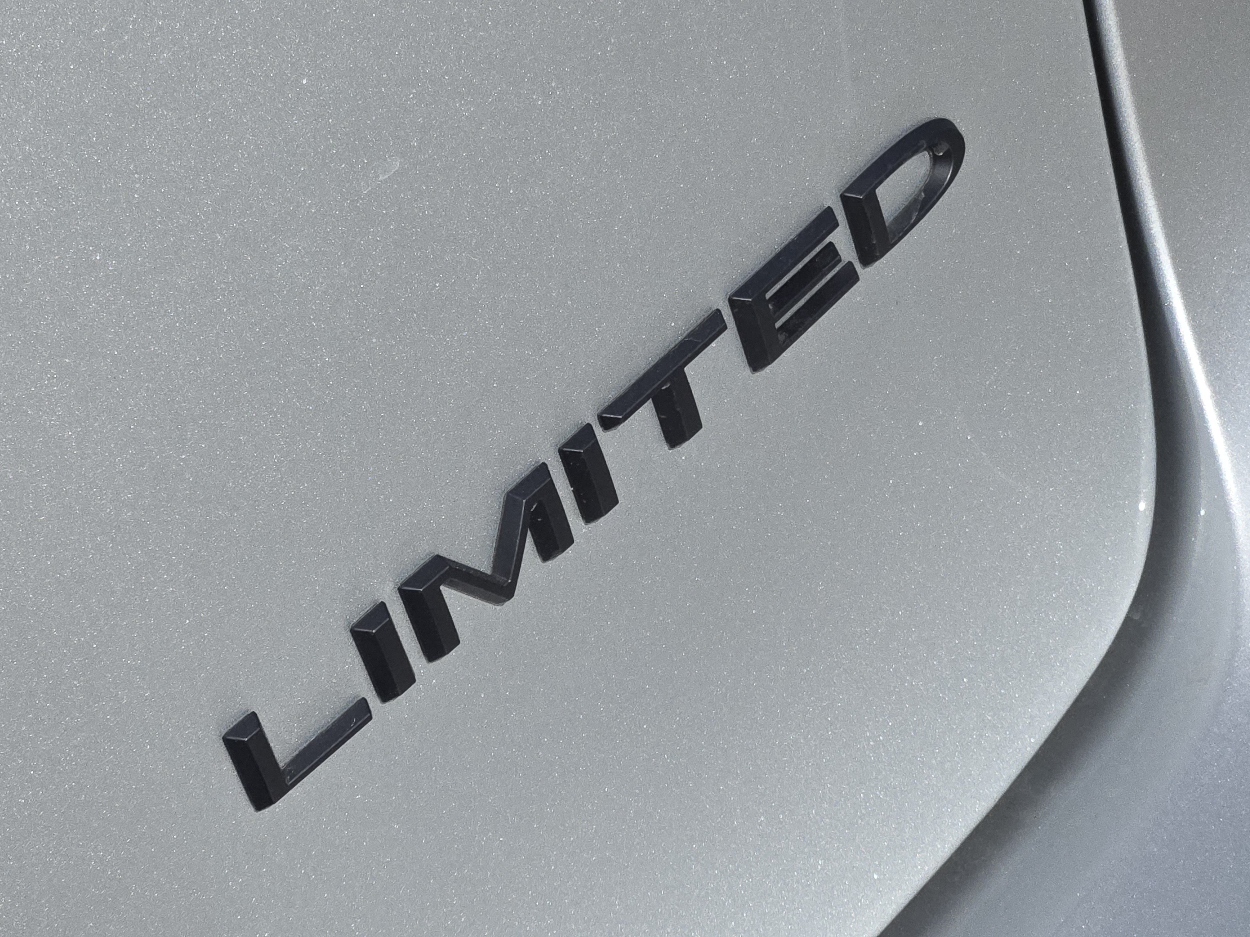 New 2026 Silver Mist Clear-Coat Exterior Paint Chrysler Limited image 7