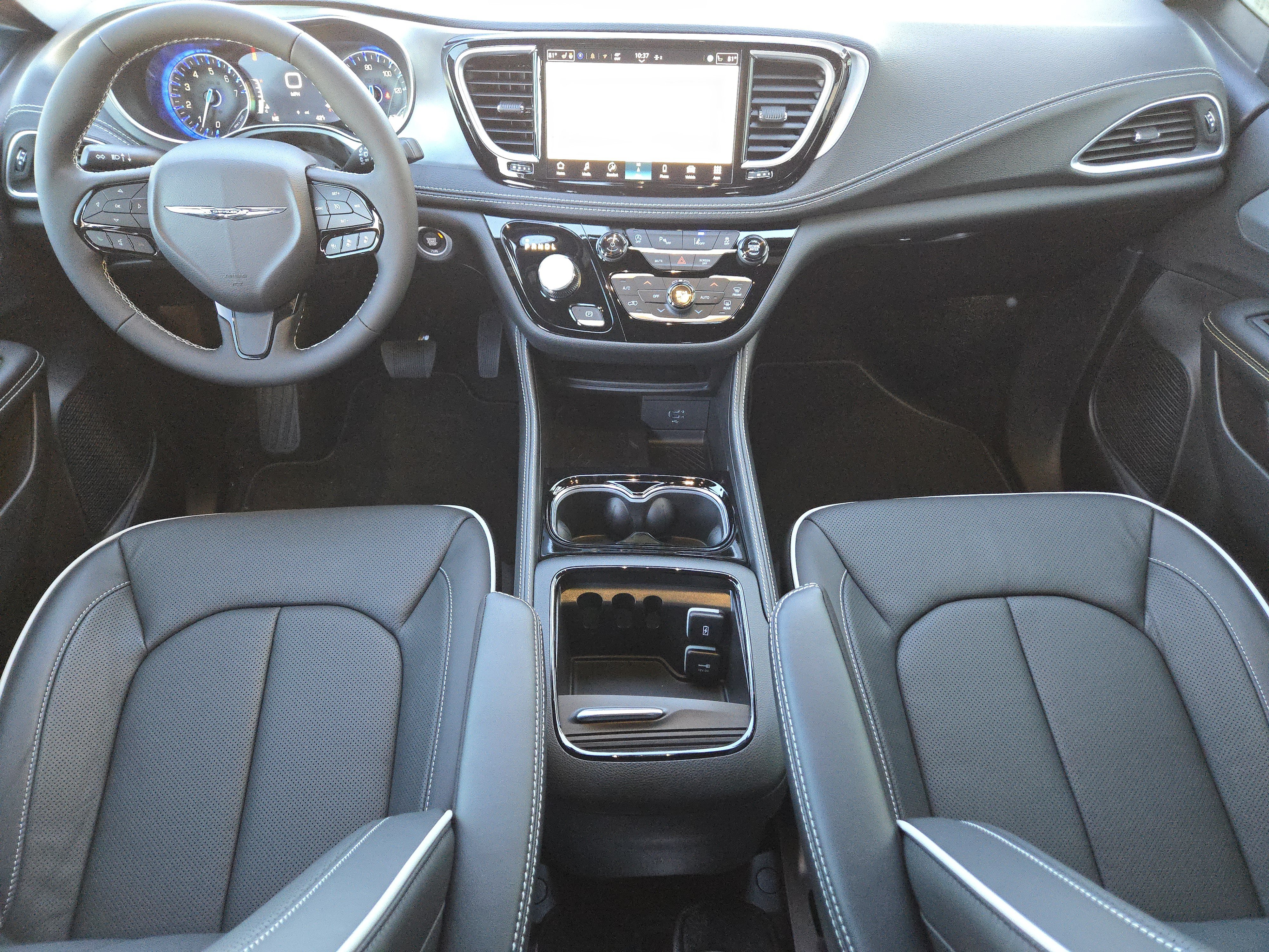 New 2026 Silver Mist Clear-Coat Exterior Paint Chrysler Limited image 17