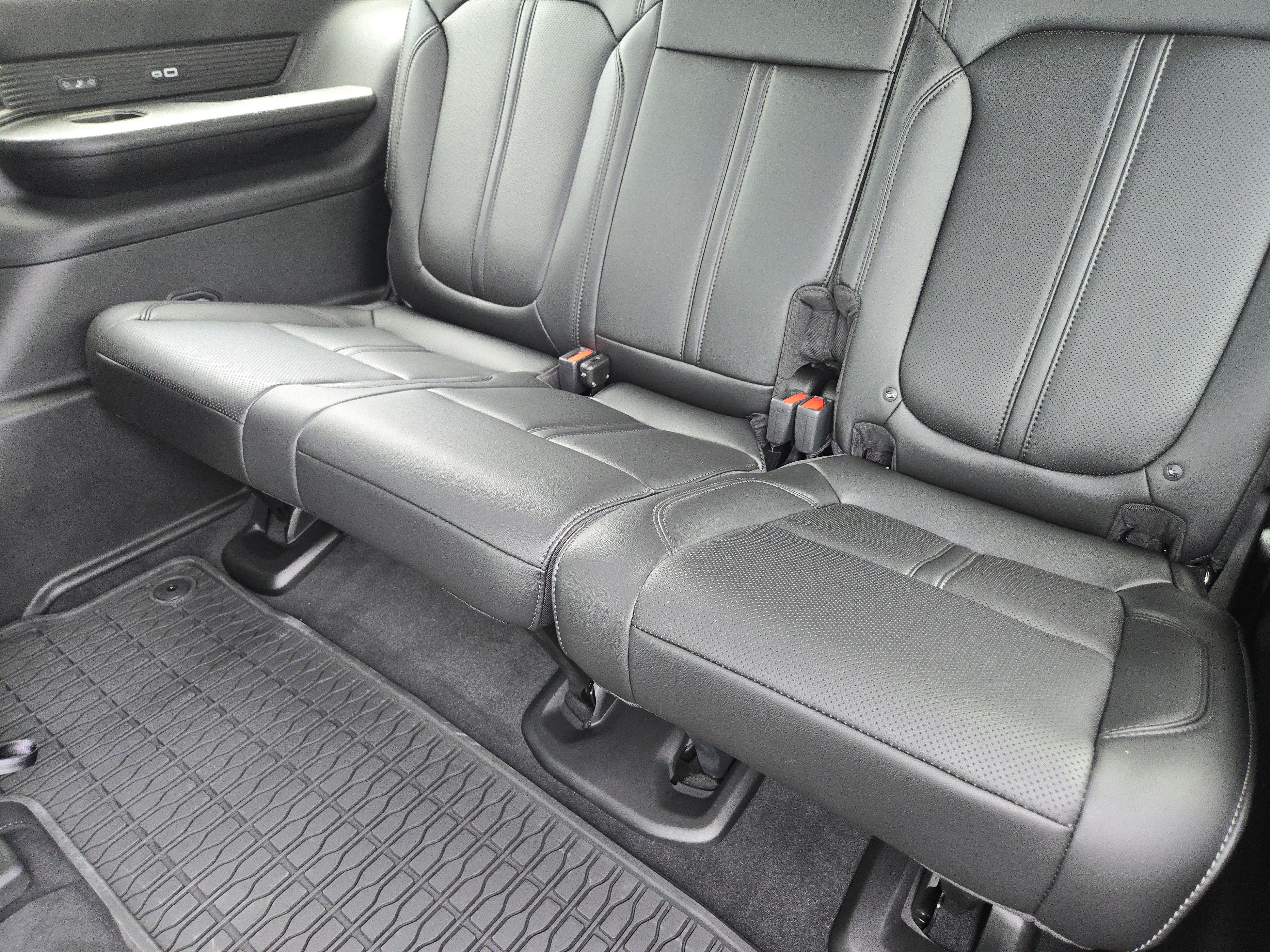 New 2026 Baltic-Gray Metallic Clear-Coat Exterior Paint Jeep Upland 4x4 image 22