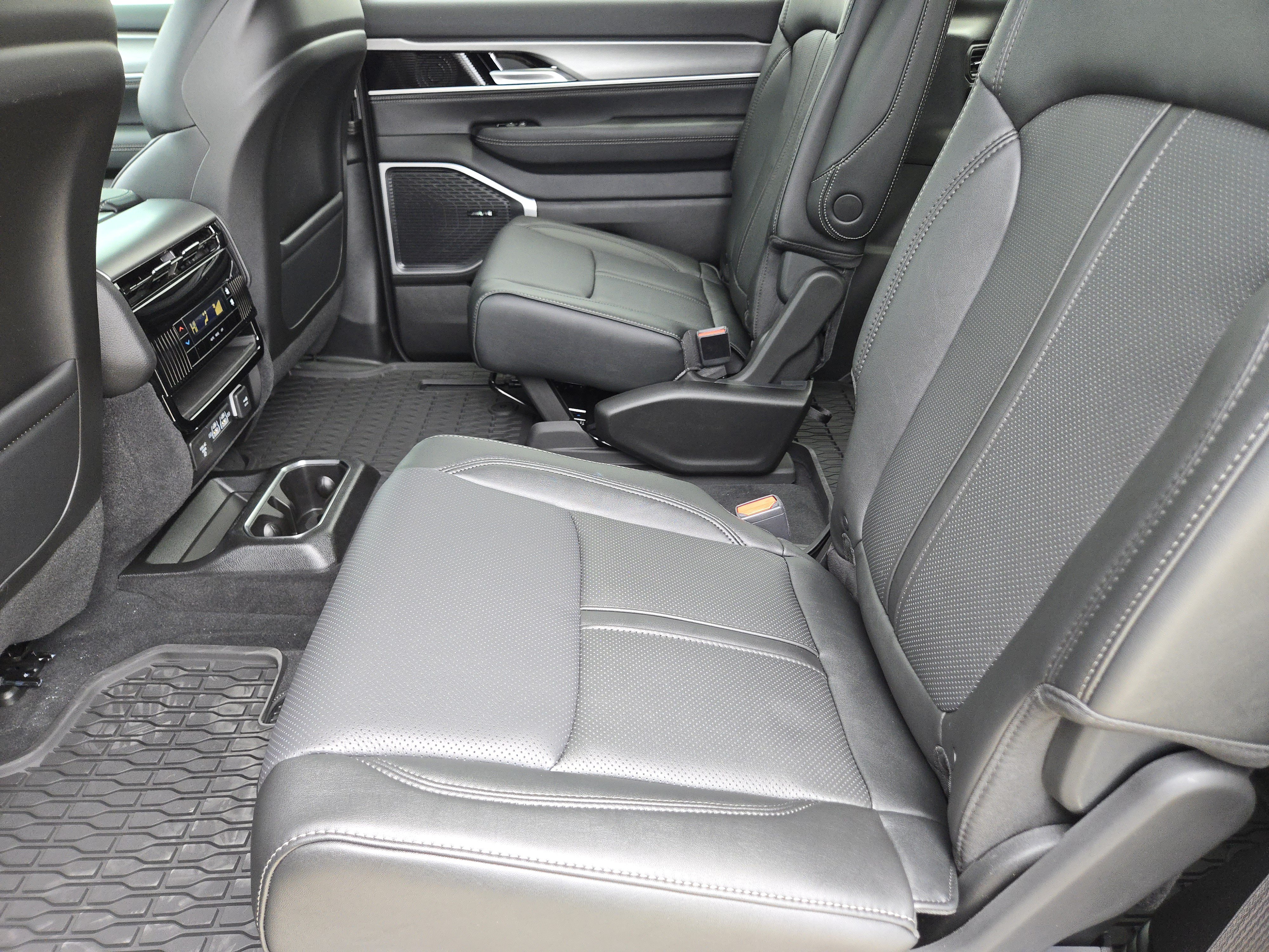 New 2026 Baltic-Gray Metallic Clear-Coat Exterior Paint Jeep Upland 4x4 image 21