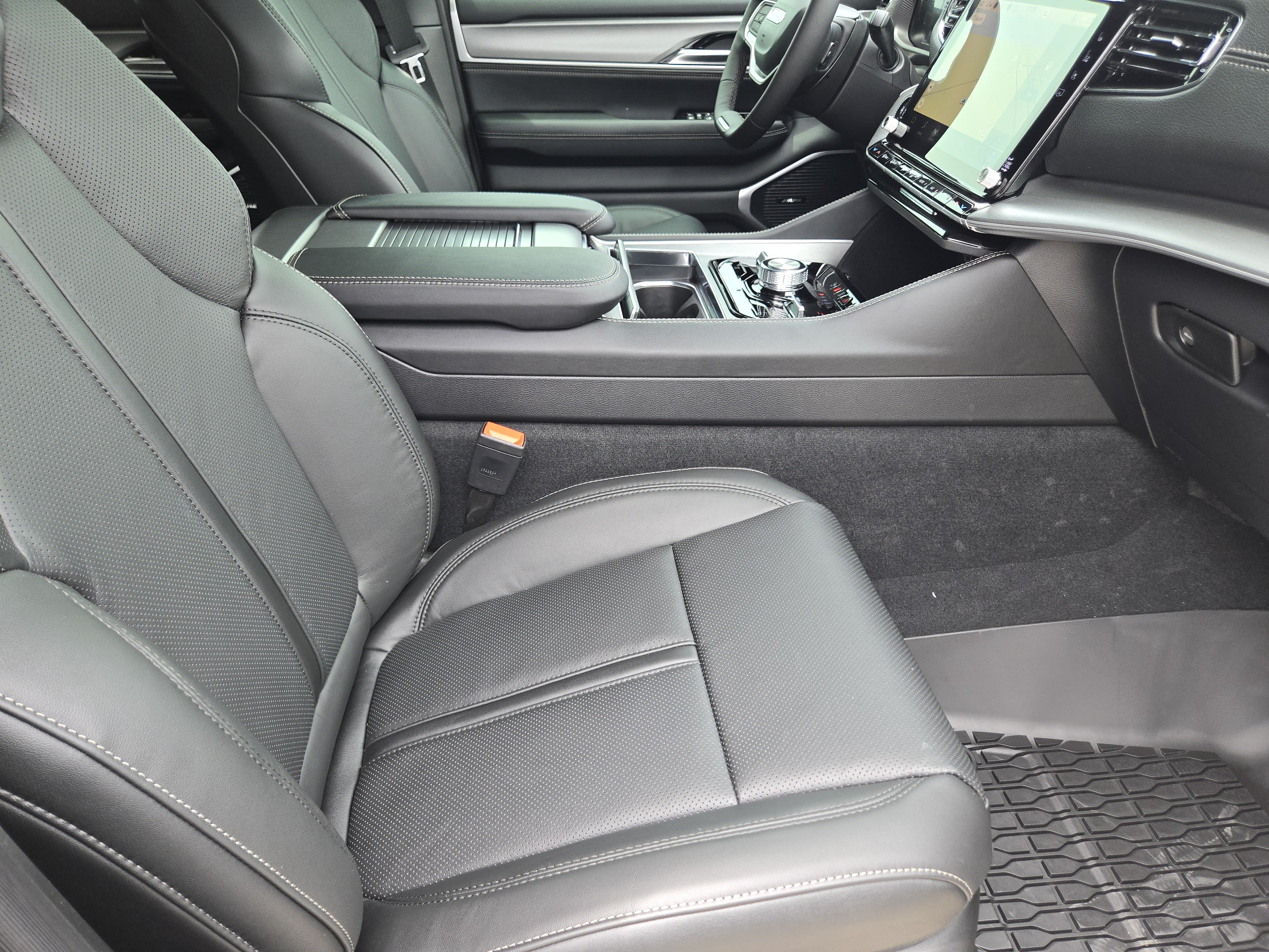 New 2026 Baltic-Gray Metallic Clear-Coat Exterior Paint Jeep Upland 4x4 image 11