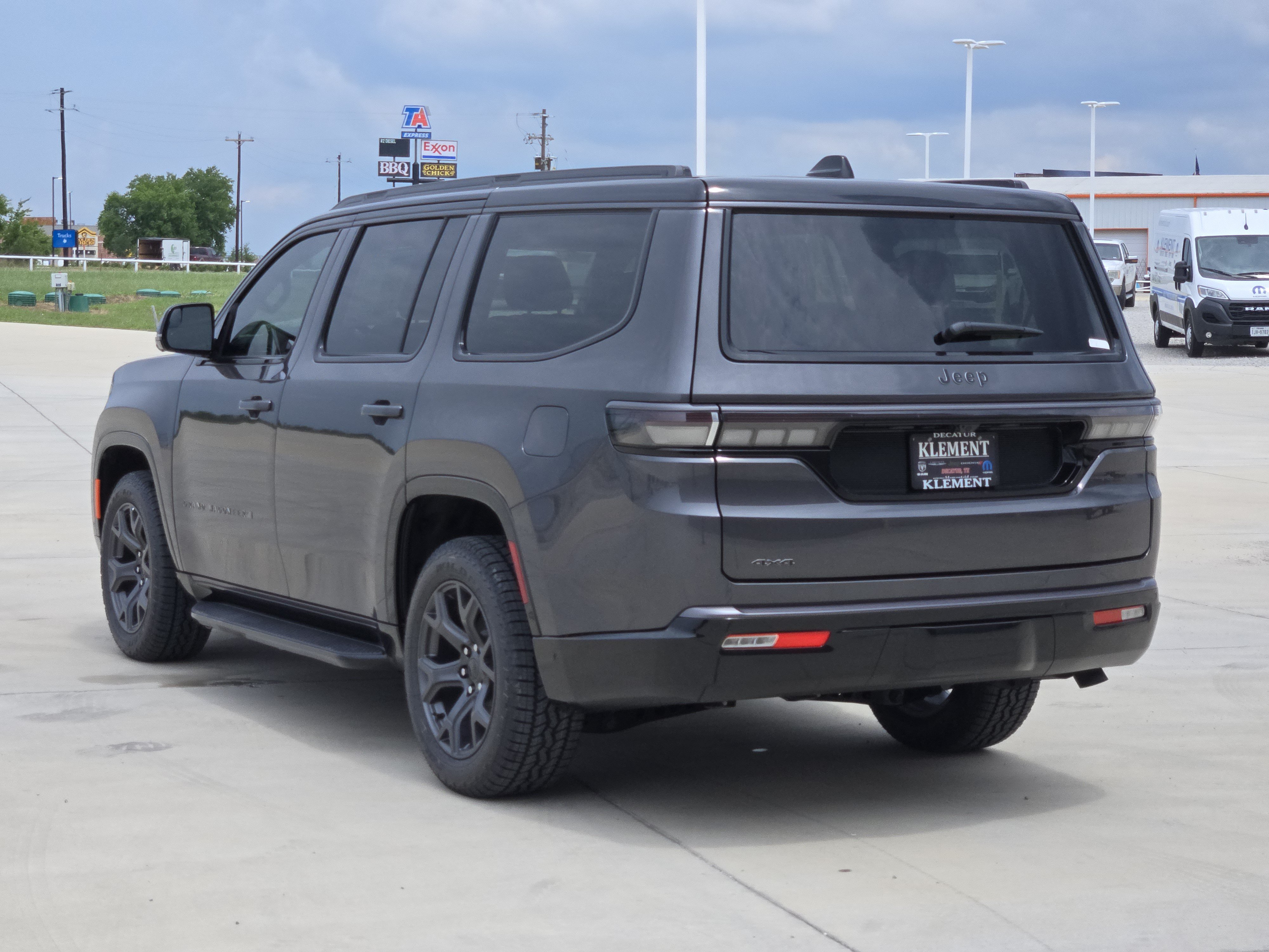 New 2026 Baltic-Gray Metallic Clear-Coat Exterior Paint Jeep Upland 4x4 image 4