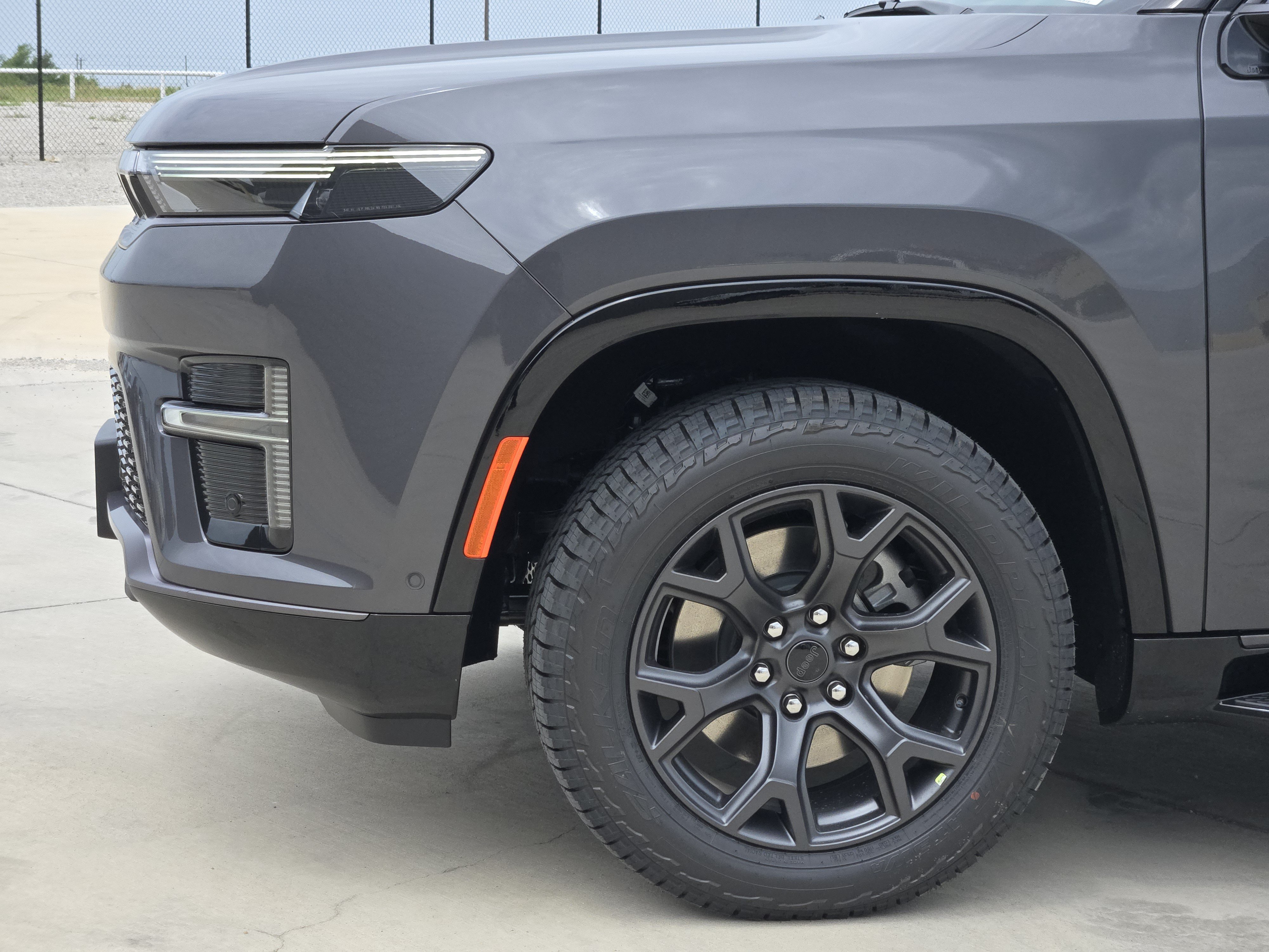 New 2026 Baltic-Gray Metallic Clear-Coat Exterior Paint Jeep Upland 4x4 image 6