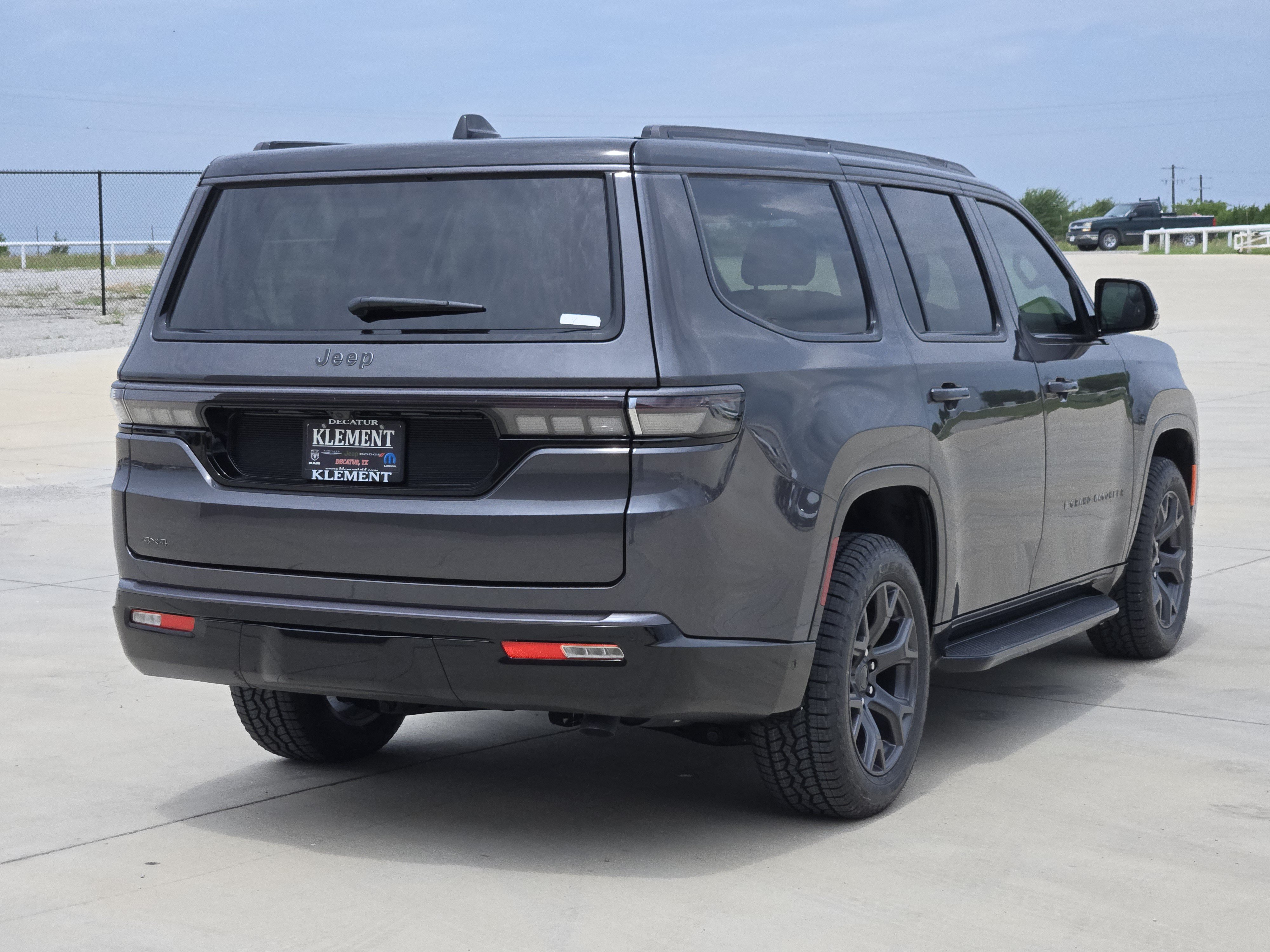 New 2026 Baltic-Gray Metallic Clear-Coat Exterior Paint Jeep Upland 4x4 image 5