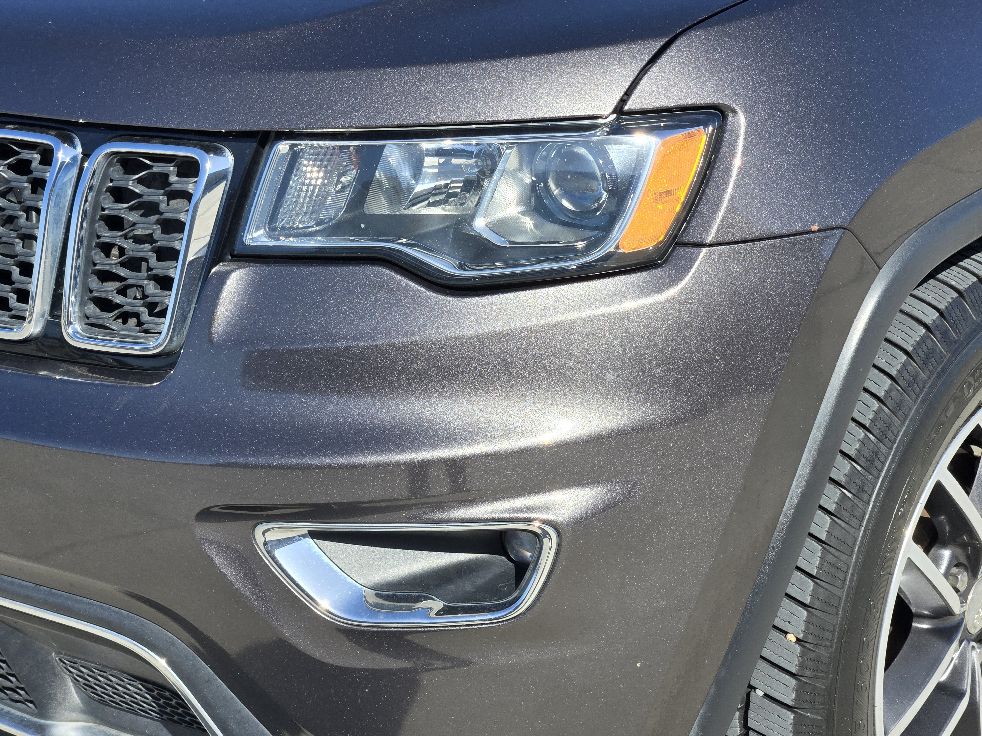Used 2018 Granite Crystal Metallic Clear Coat Jeep Limited image 10