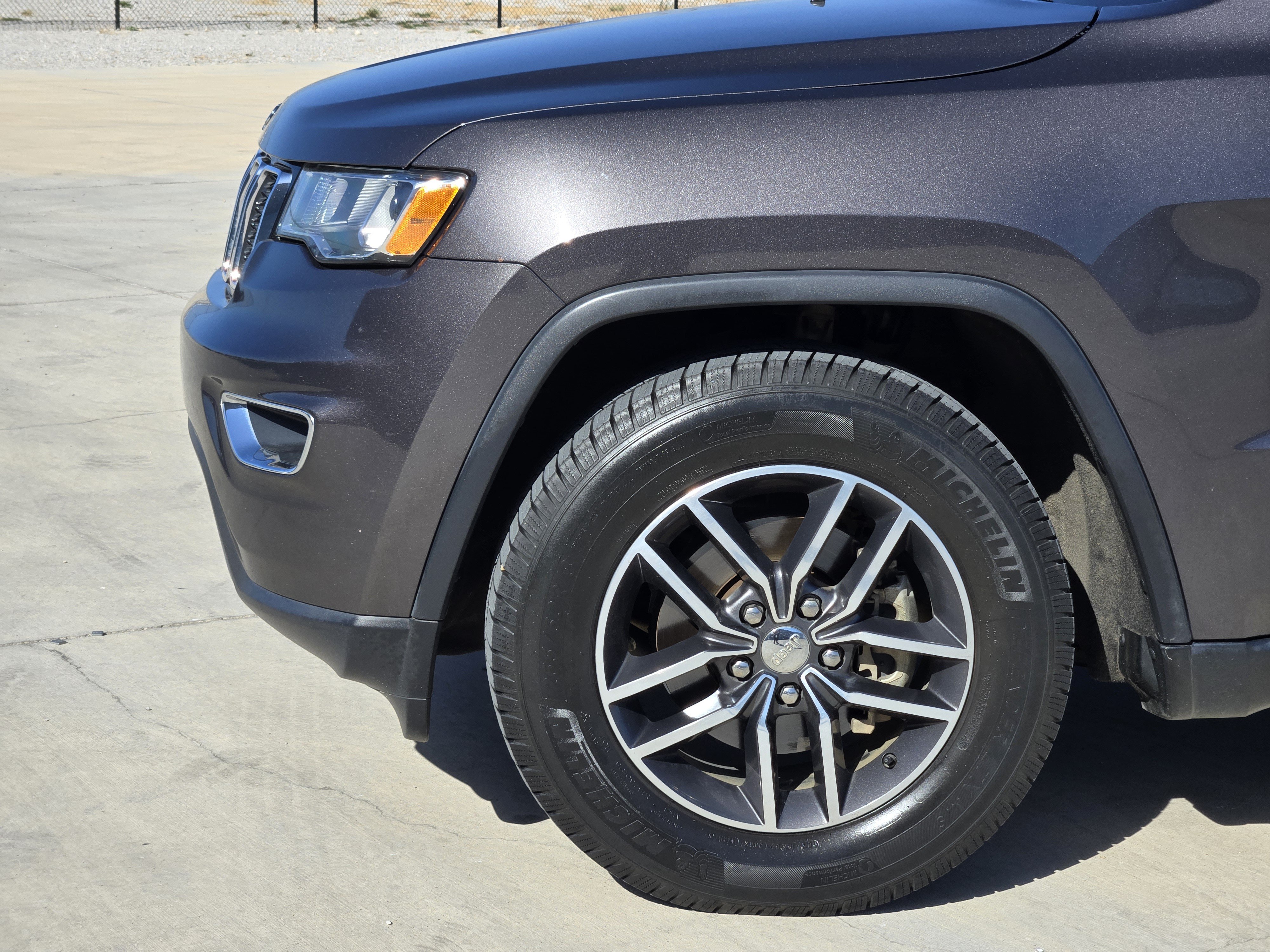 Used 2018 Granite Crystal Metallic Clear Coat Jeep Limited image 9