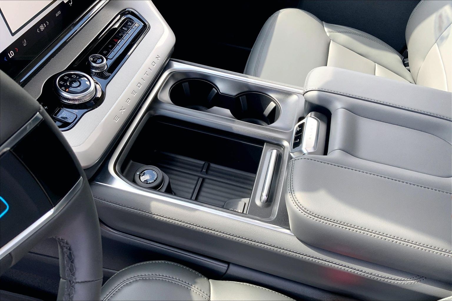 2027 Ford Expedition photo 7 of 13