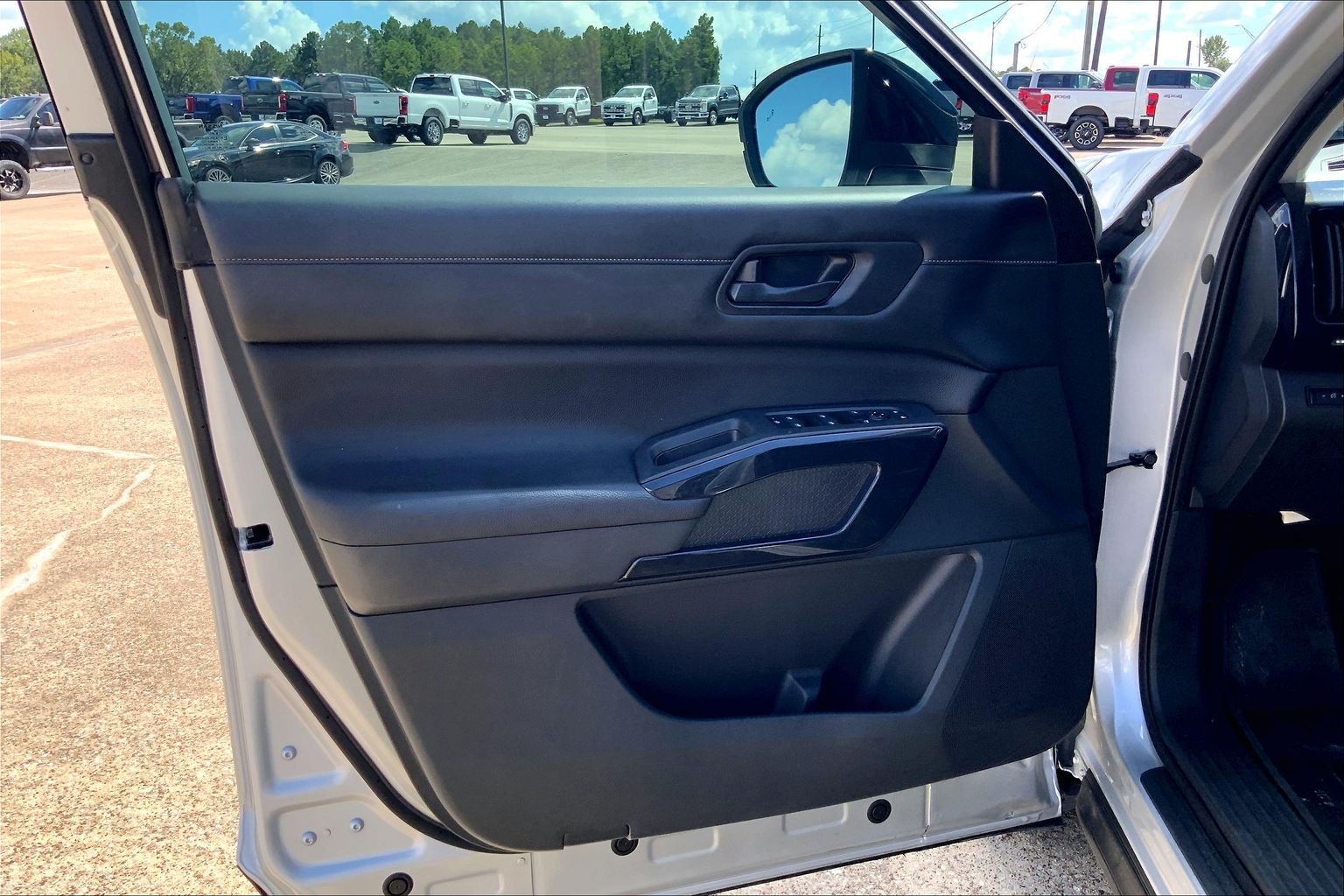 2024 Nissan Pathfinder photo 22 of 33