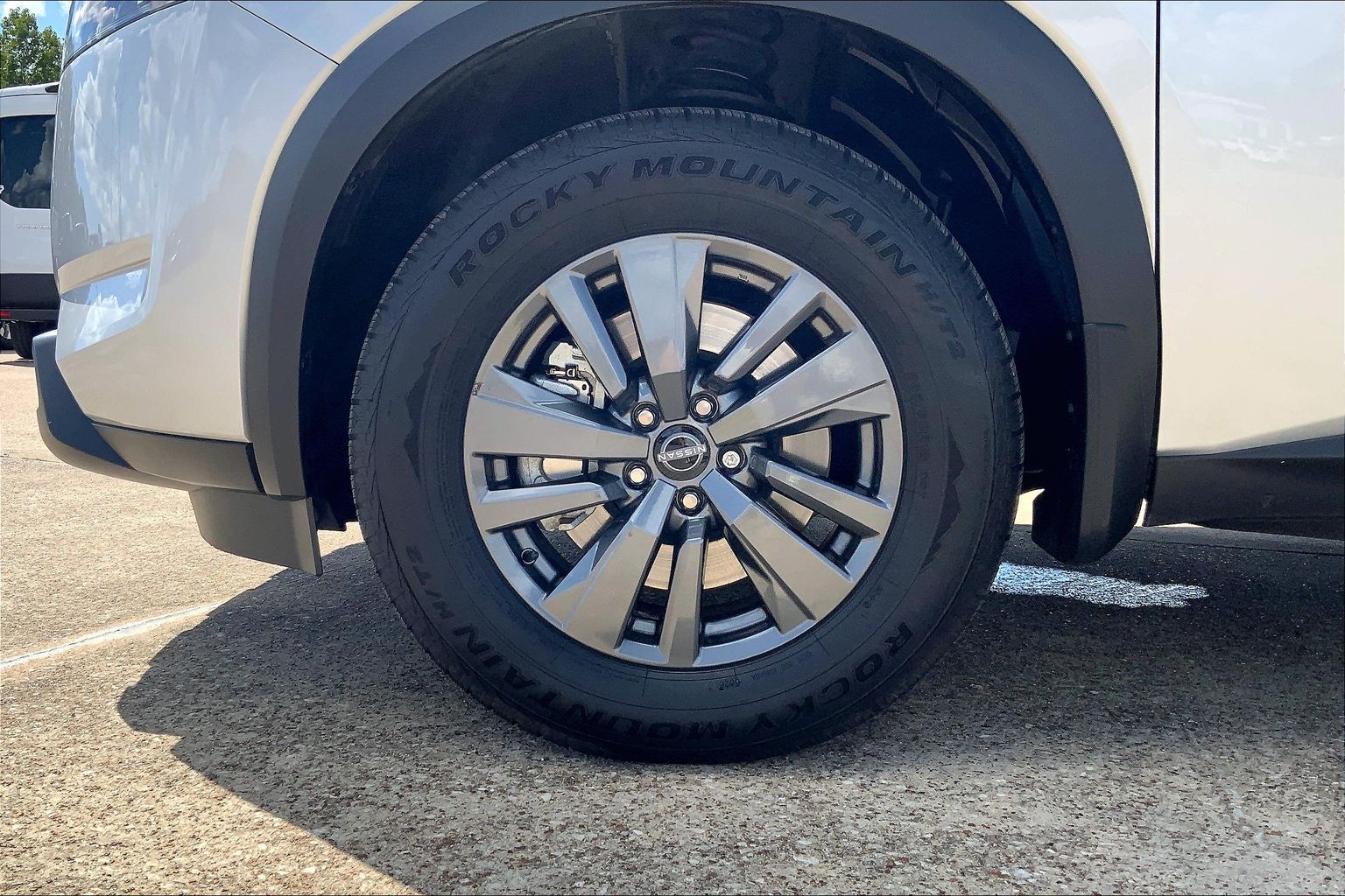2024 Nissan Pathfinder photo 7 of 33