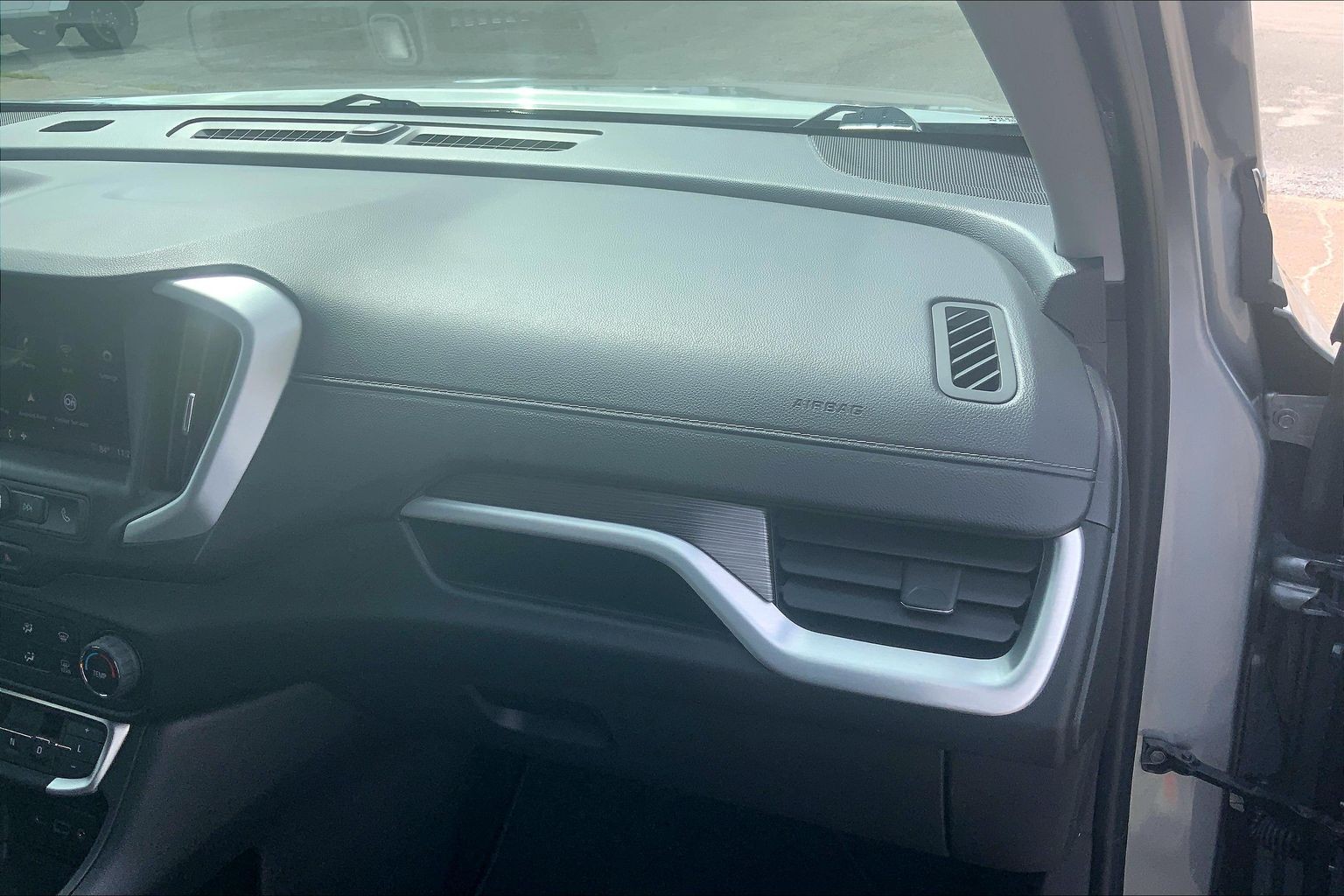 2024 GMC Terrain photo 16 of 33