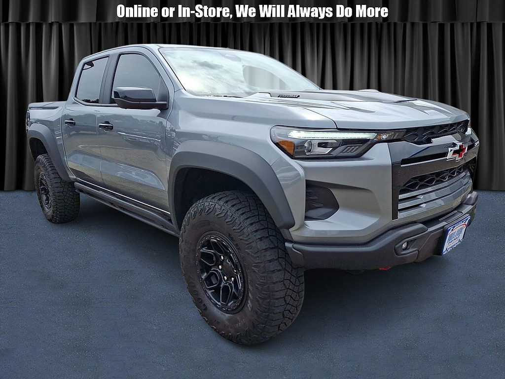 Sterling Gray Metallic 2025 Chevrolet Colorado Pickup Truck Four-Wheel Drive 8-Speed Automatic