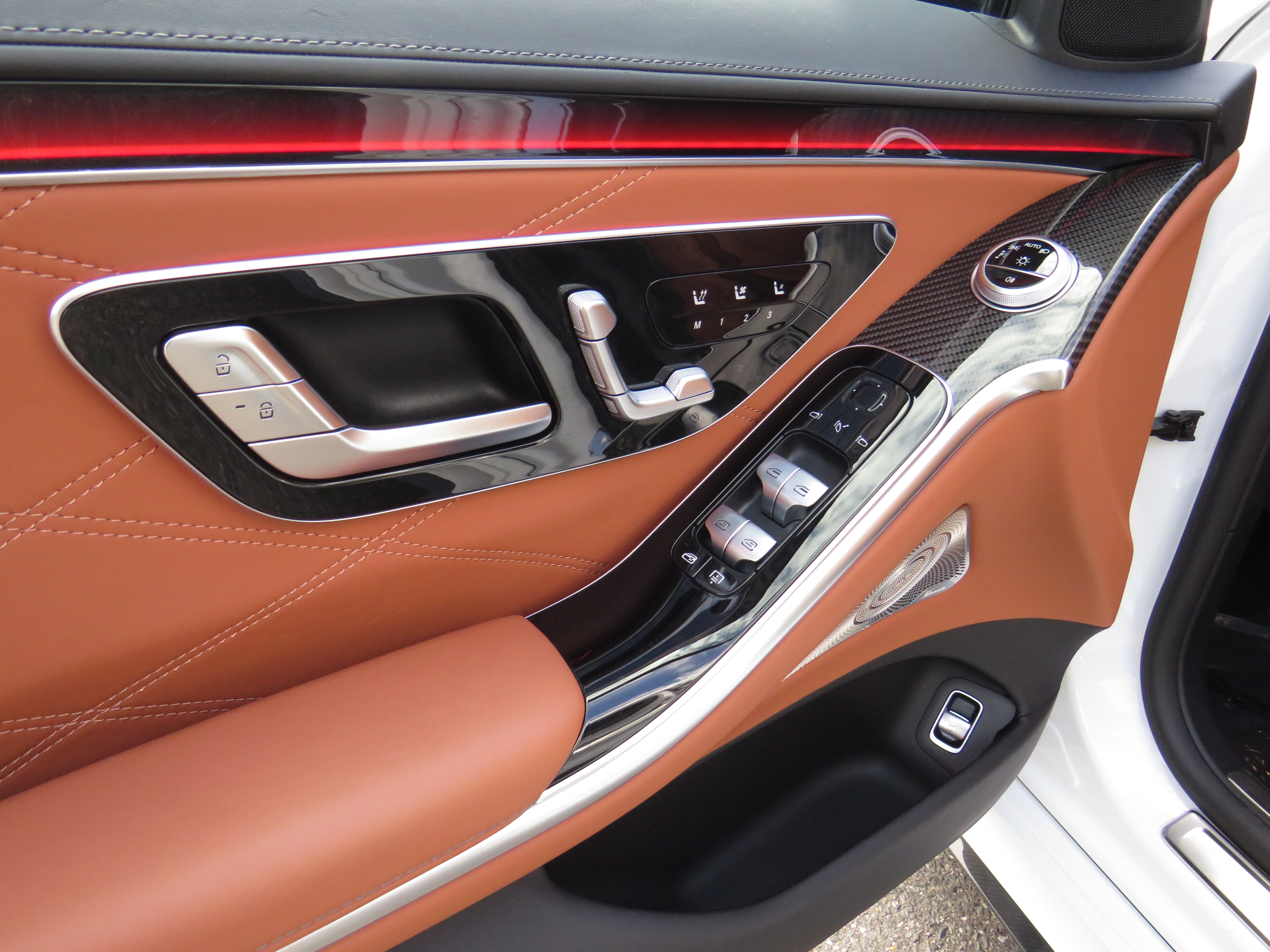 Certified Used 2024 MANUFAKTUR Moonlight White Metallic Mercedes-Benz AMG® S 63 E Performance image 9