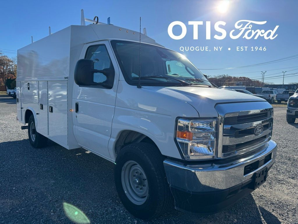 OXFORD WHITE 2026 Ford E-Series Chassis Pickup Truck Rear-Wheel Drive 6-Speed Automatic