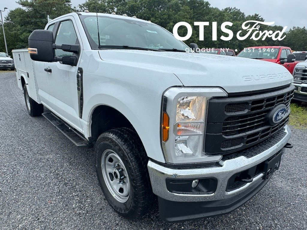 Oxford White 2026 Ford F-350 Super Duty Pickup Truck Four-Wheel Drive Automatic