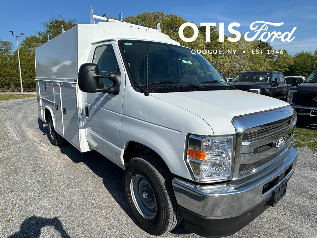 OXFORD WHITE 2026 Ford E-Series Chassis Pickup Truck Rear-Wheel Drive 6-Speed Automatic