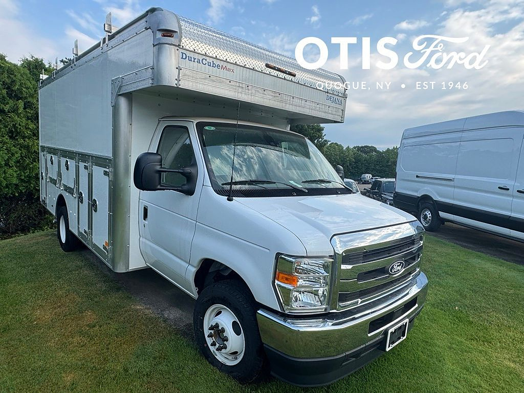 OXFORD WHITE 2026 Ford E-Series Chassis Pickup Truck Rear-Wheel Drive 6-Speed Automatic