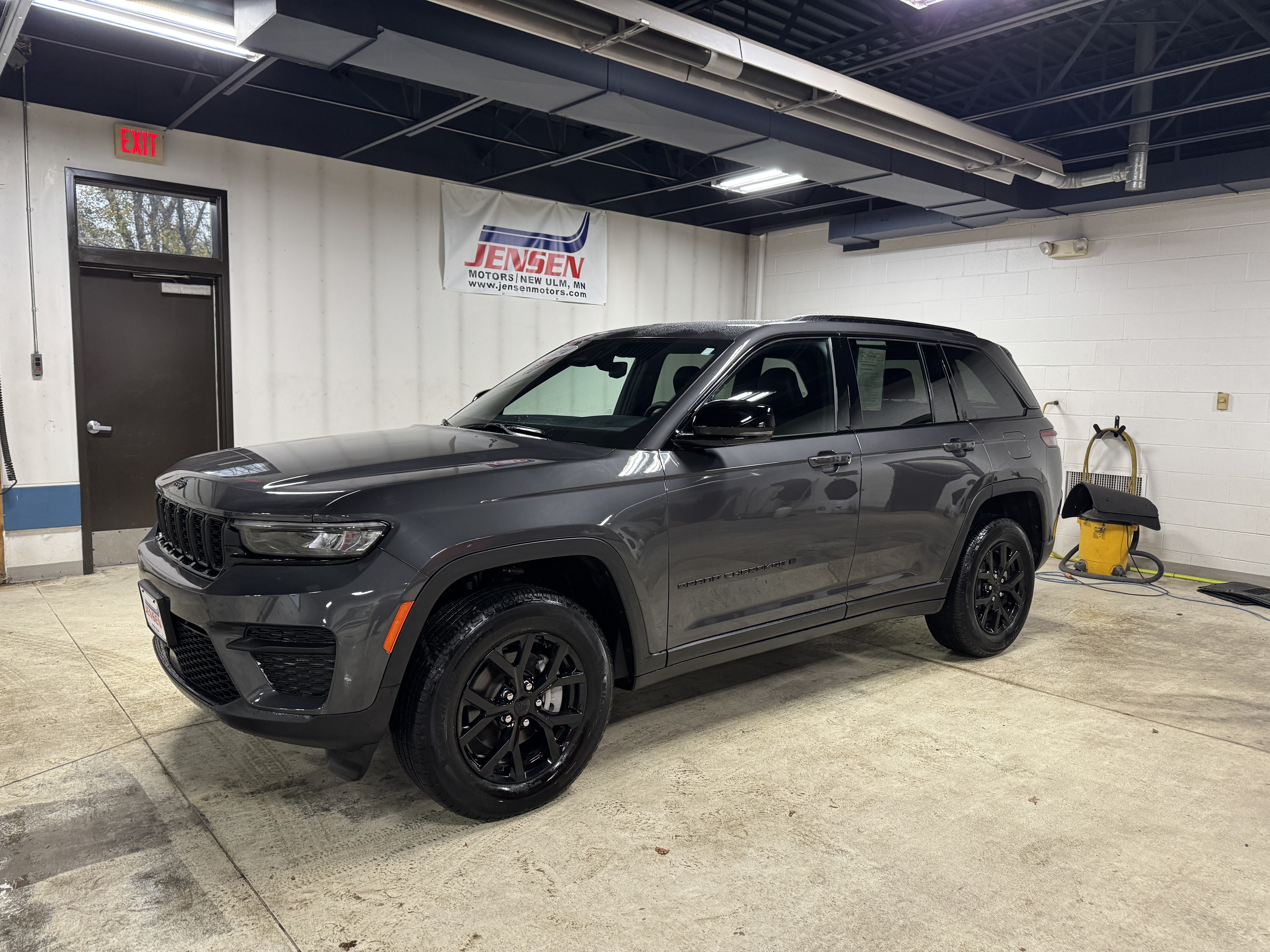  2024 Jeep Grand Cherokee Altitude 4WD   