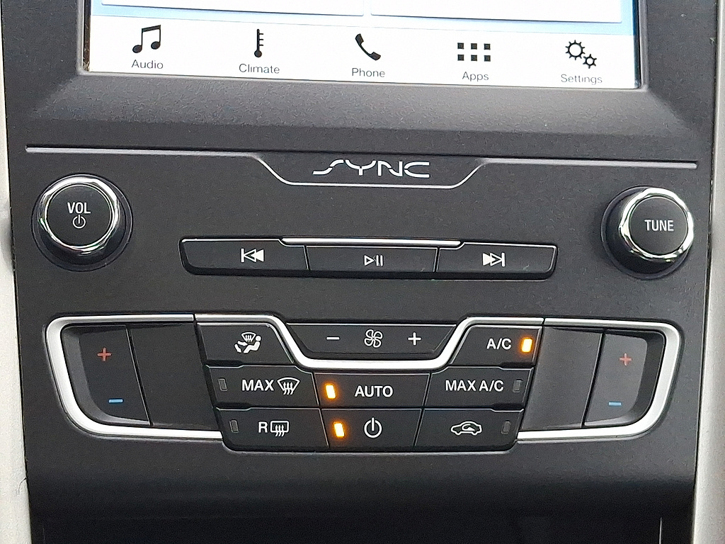 2019 Ford Fusion photo 16 of 31