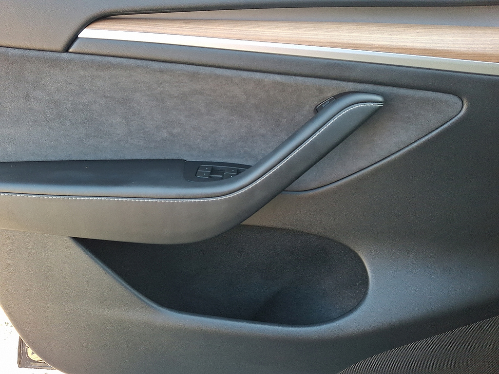 2024 Tesla Model Y Long Range - 11
