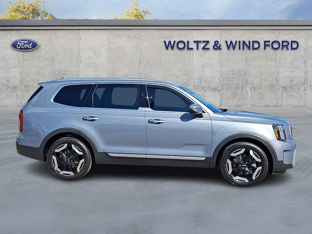 2024 Kia Telluride S Everlasting Silver at Baglier Buick GMC Mazda