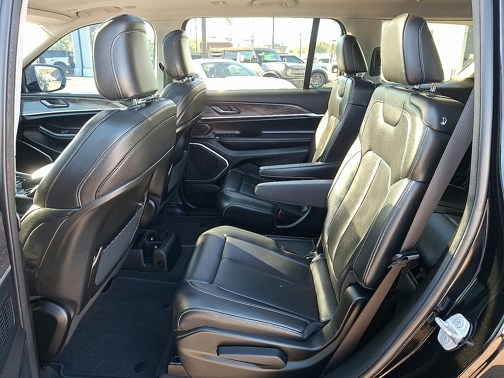 2022 Jeep Grand Cherokee L photo 10 of 32