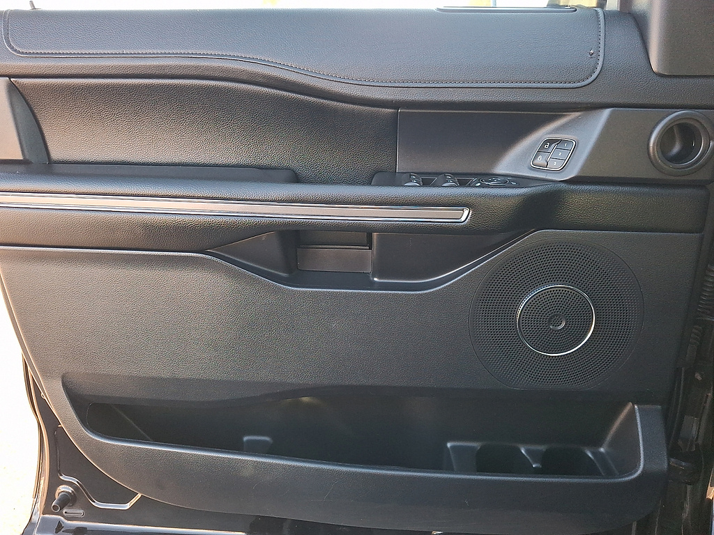 2021 Ford Expedition photo 13 of 31