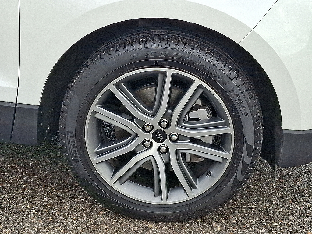 2024 Ford Edge photo 8 of 31