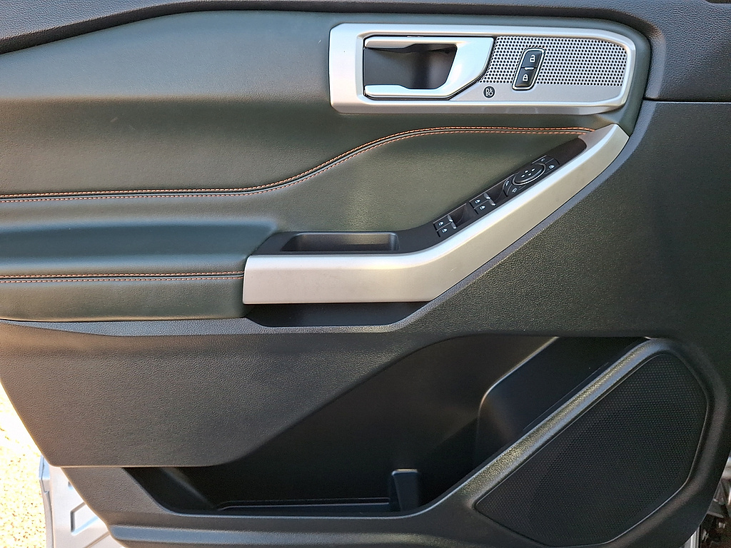 2023 Ford Explorer photo 12 of 32