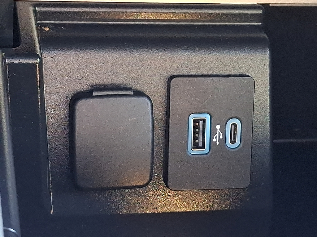 2023 Ford Explorer photo 25 of 32