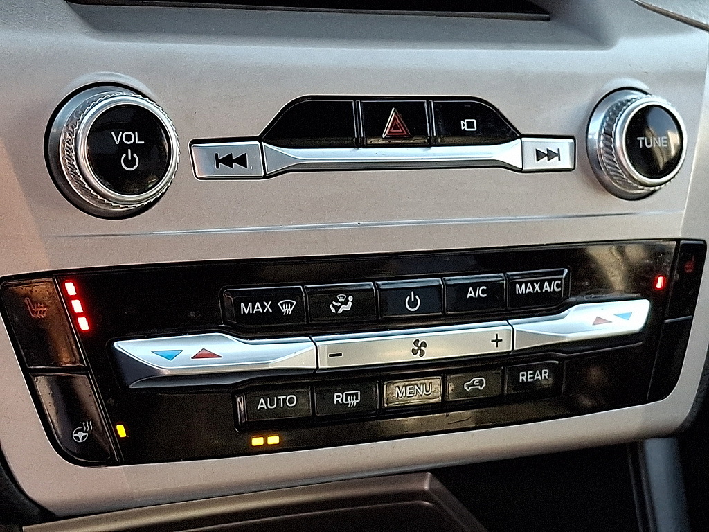 2023 Ford Explorer photo 16 of 32