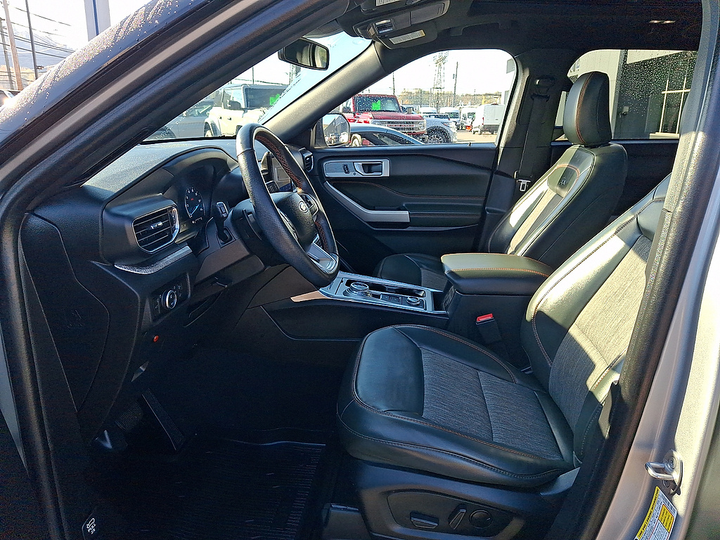 2023 Ford Explorer photo 13 of 32