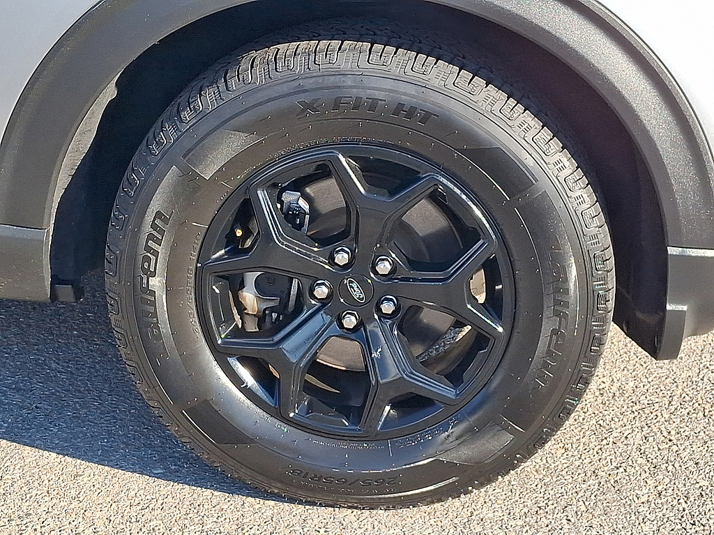 2023 Ford Explorer photo 8 of 32