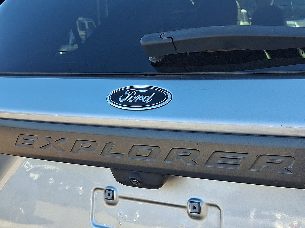 2023 Ford Explorer photo 30 of 32
