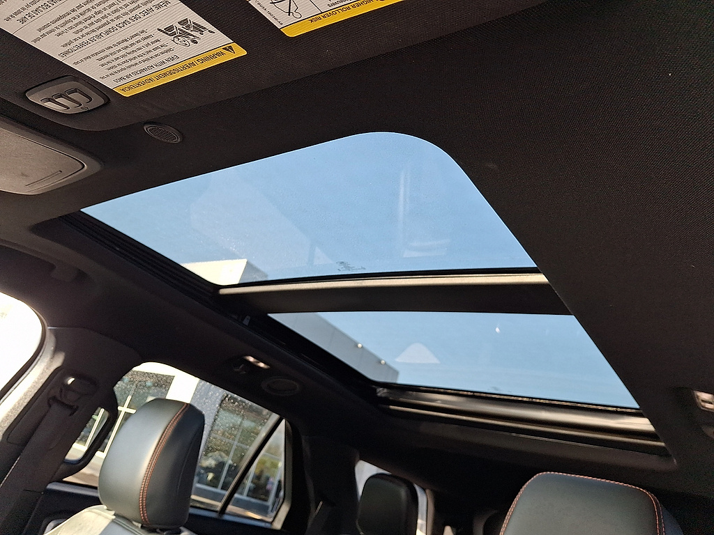 2023 Ford Explorer photo 14 of 32