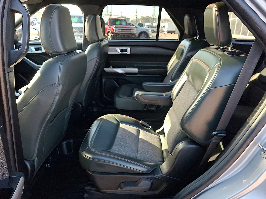 2023 Ford Explorer photo 10 of 32