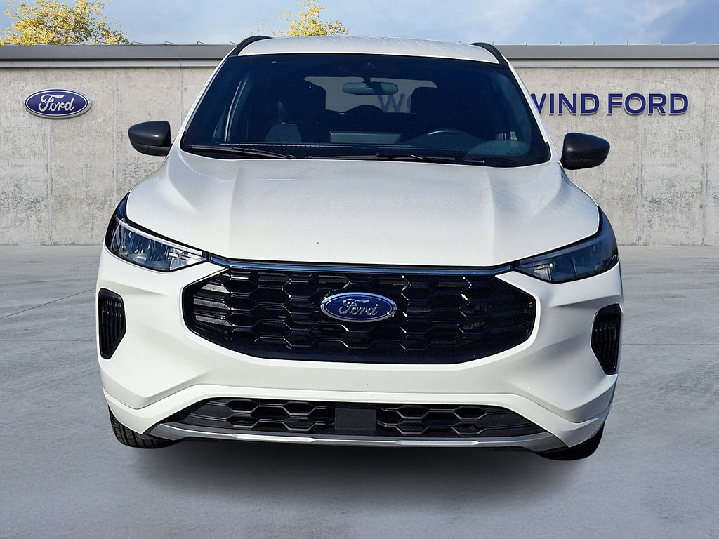 2024 Ford Escape photo 2 of 31