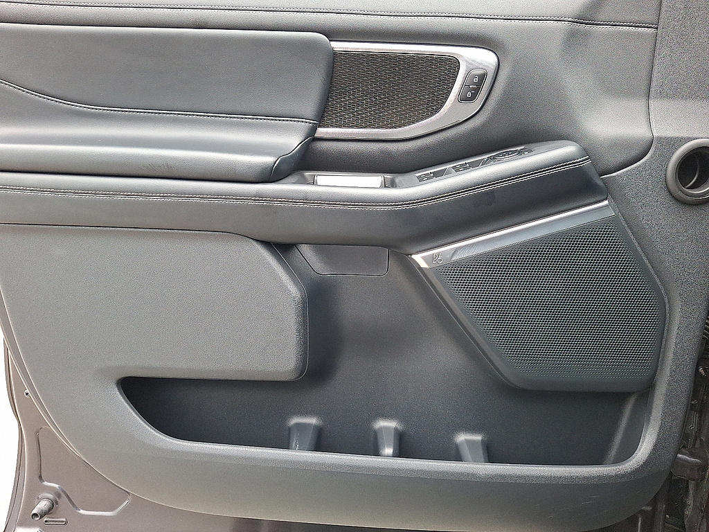 2025 Ford Expedition photo 13 of 31