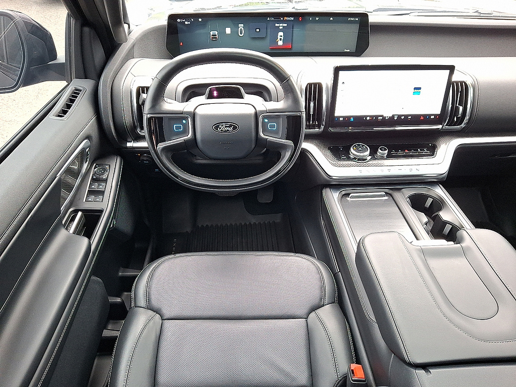 2025 Ford Expedition photo 12 of 31
