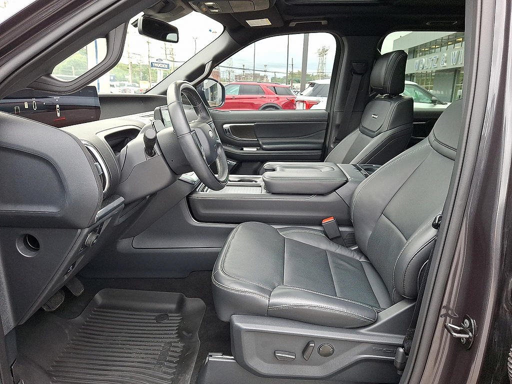 2025 Ford Expedition photo 14 of 31