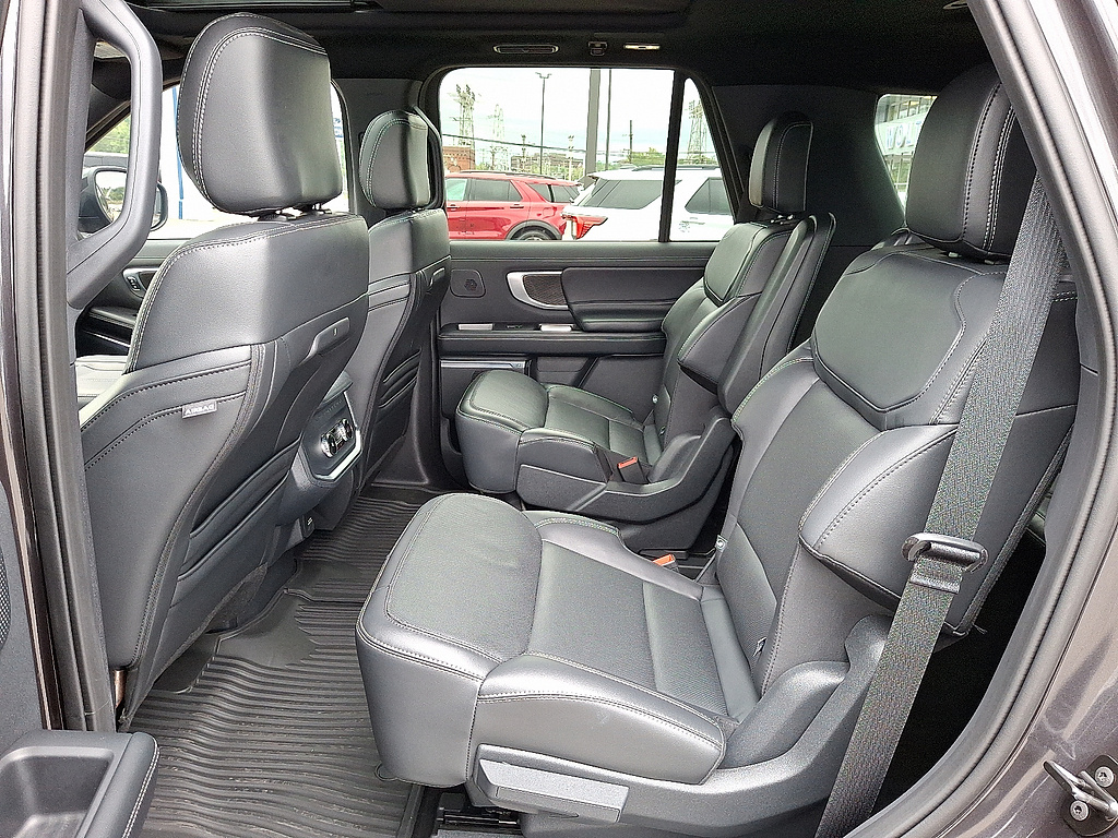 2025 Ford Expedition photo 10 of 31