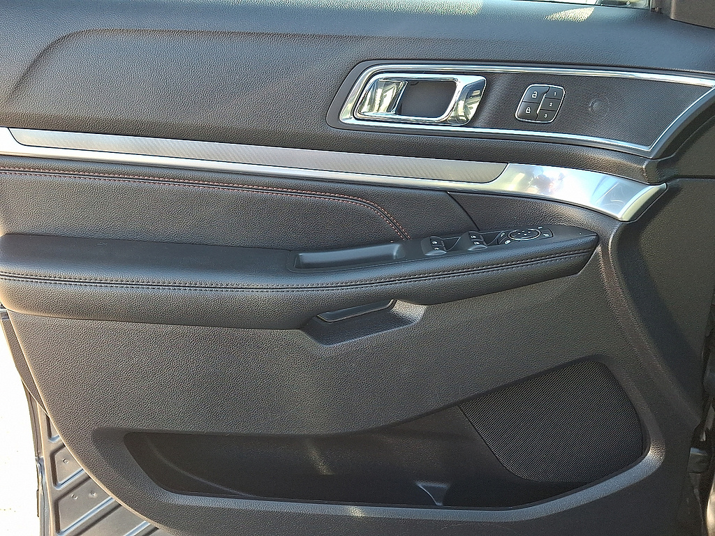 2019 Ford Explorer photo 13 of 31