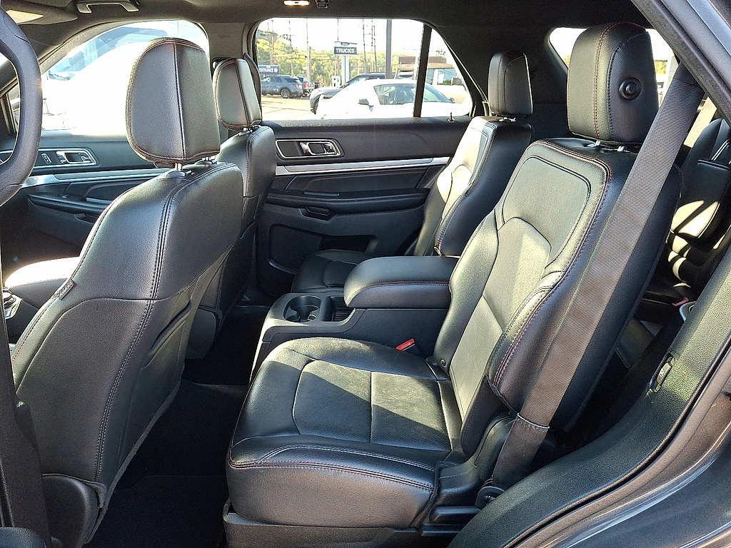 2019 Ford Explorer photo 10 of 31