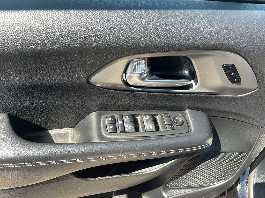 2025 Chrysler Pacifica Select Diamond Black Crystal Pearl Coat at Washington Ford