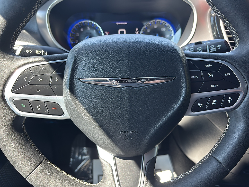 2025 Chrysler Pacifica Select Diamond Black Crystal Pearl Coat at Washington Ford