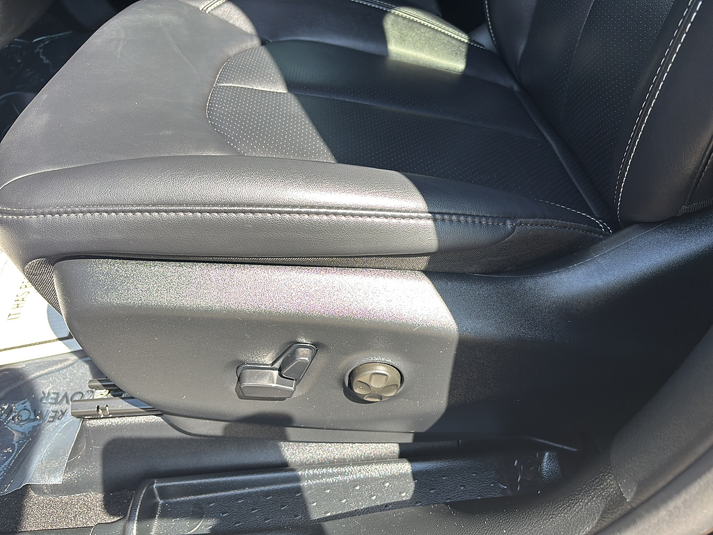 2025 Chrysler Pacifica Select Diamond Black Crystal Pearl Coat at Washington Ford